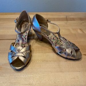 Seychelles Gold Champagne T Strap Heels Size 7